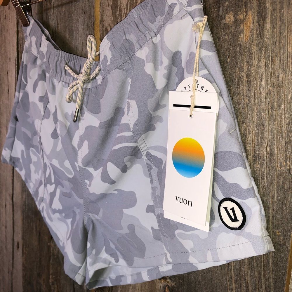 NWT ☀️ LAST ONE Vuori | Sunwashed Short - Pale Grey Camo - Small - Picture 3 of 8